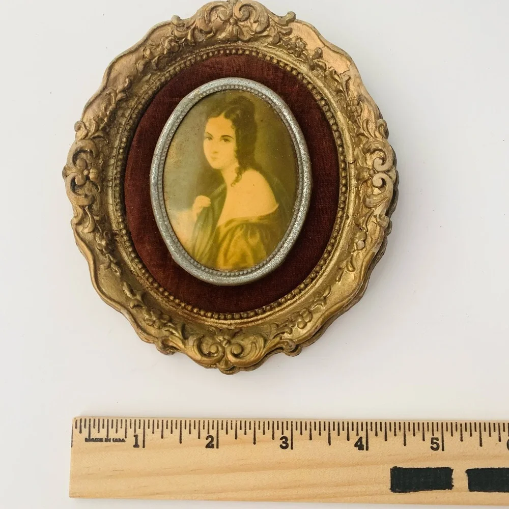Vintage Cameo Gold Ornate Oval Wall Victorian Portrait Frame Velvet Mat 4”x 5”